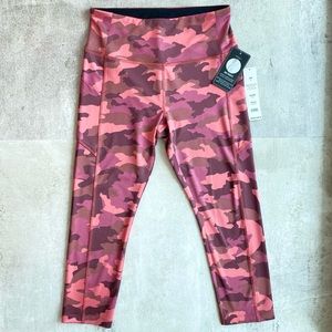 NWT Vogo High Waisted Red Camo Active Legging Capri Size Medium